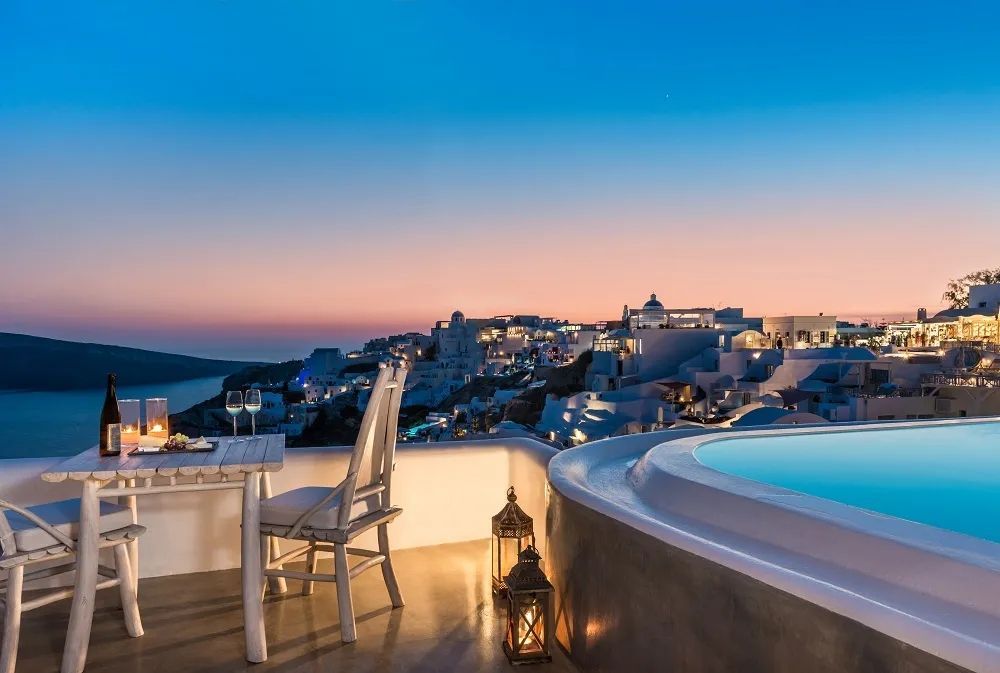 Terrasse bei Sonnenuntergang mit Panoramaausblick und Pool