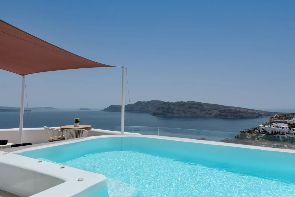 Infinity-Pool mit Blick auf die Ägäis unter klarem Himmel