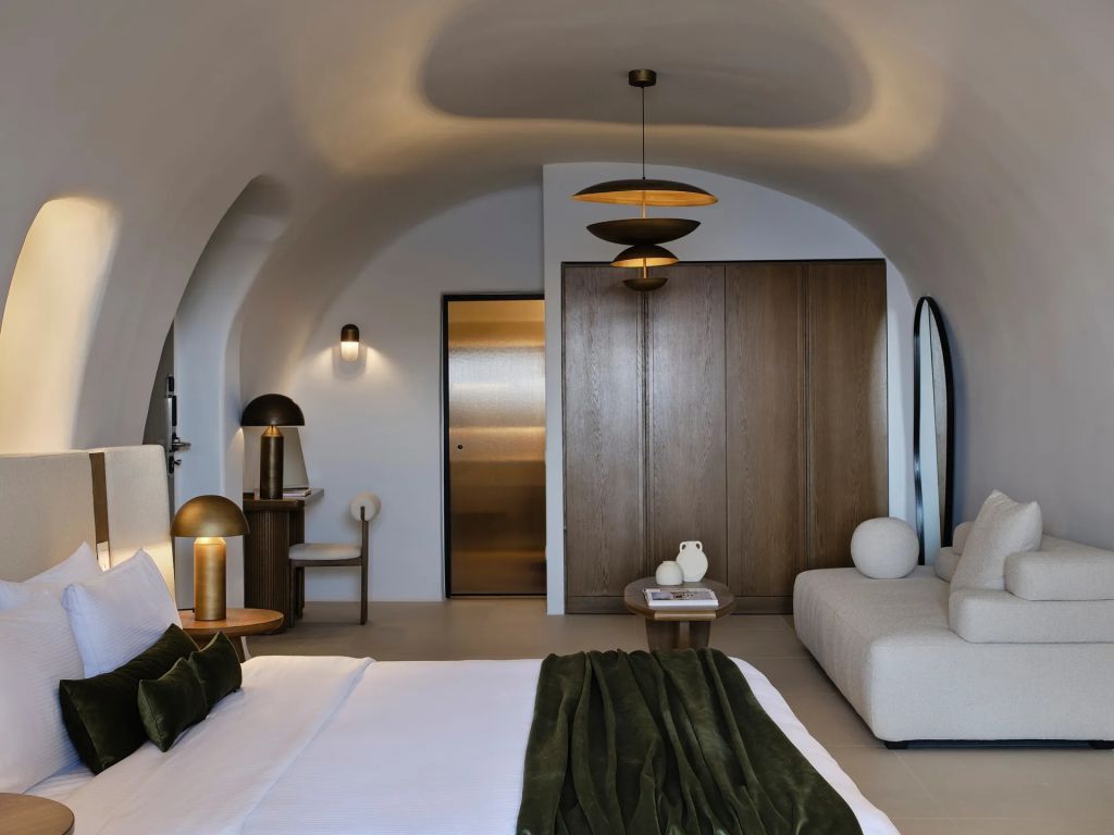 Modernes Zimmerdesign mit stilvollen Möbeln und geschmackvoller Beleuchtung
