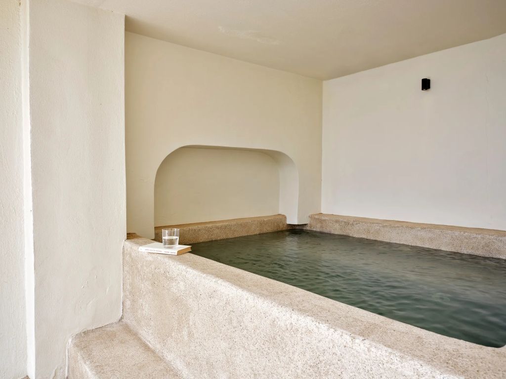 Privater Indoor-Pool mit minimalistischer Architektur
