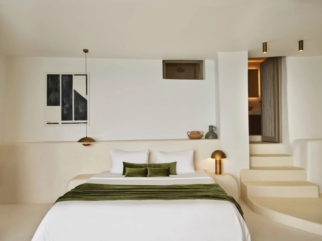 Modernes Schlafzimmer mit grünen Akzenten und elegantem Lichtdesign