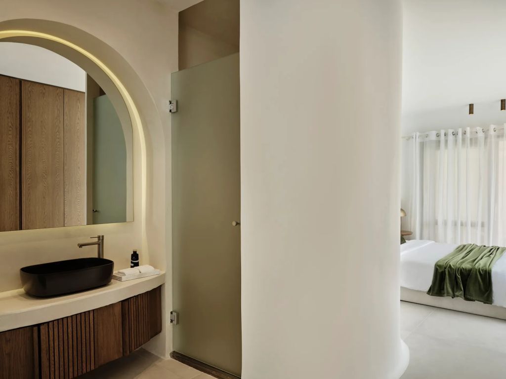 Badezimmer mit elegantem Waschbecken und moderner Dusche