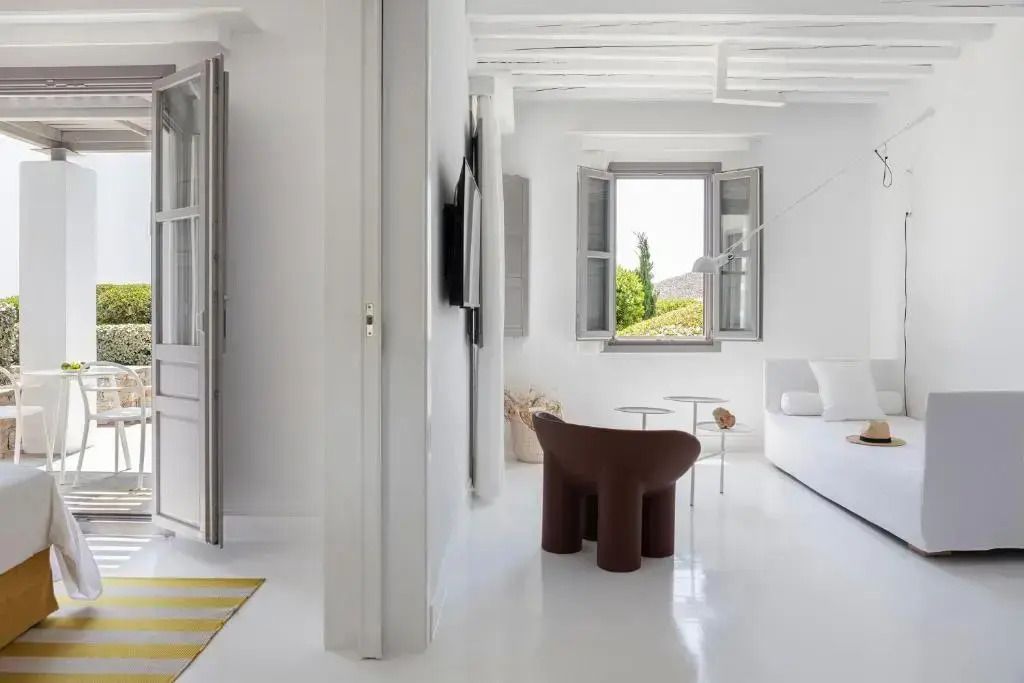 Modernes Wohnzimmer mit Designermöbeln und offener Aussicht