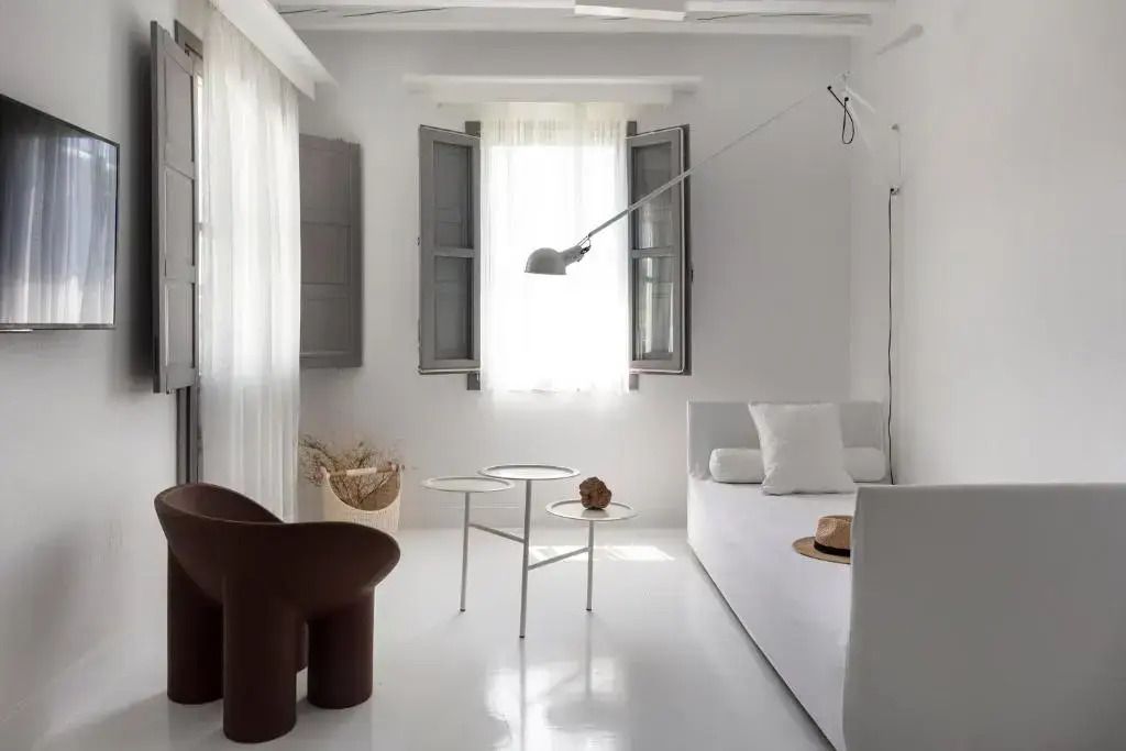 Minimalistisches Wohnzimmer mit eleganten Möbeln und natürlichen Akzenten