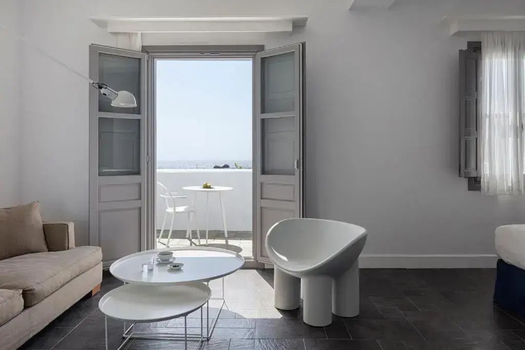 Helles Wohnzimmer mit modernen Möbeln und Meerblick von der Terrasse