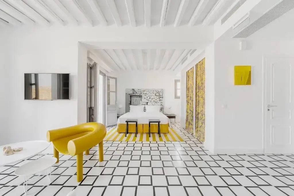 Helle Grand Suite mit stilvollen gelben Akzenten und modernen Möbeln