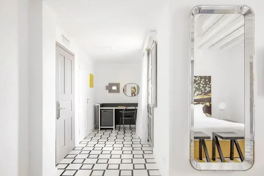 Flur in der Suite mit modernem Spiegel und minimalistischer Einrichtung