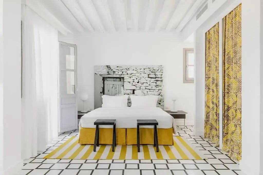 Helles Schlafzimmer in der Mediterranean Suite mit gelben Akzenten und modernen Details