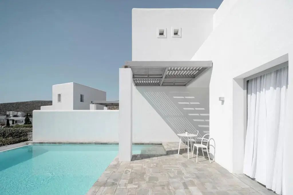 Moderner Außenbereich mit Pool und minimalistischer Architektur in Weiß