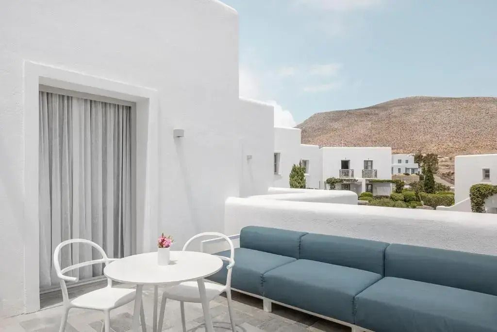 Terrasse mit Sitzgelegenheiten und Blick auf umgebende Hügel