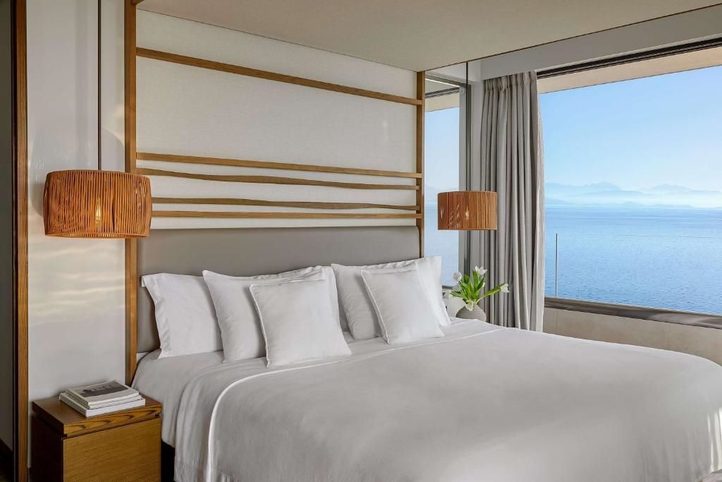 Elegantes Doppelbett mit Blick auf das Ionische Meer
