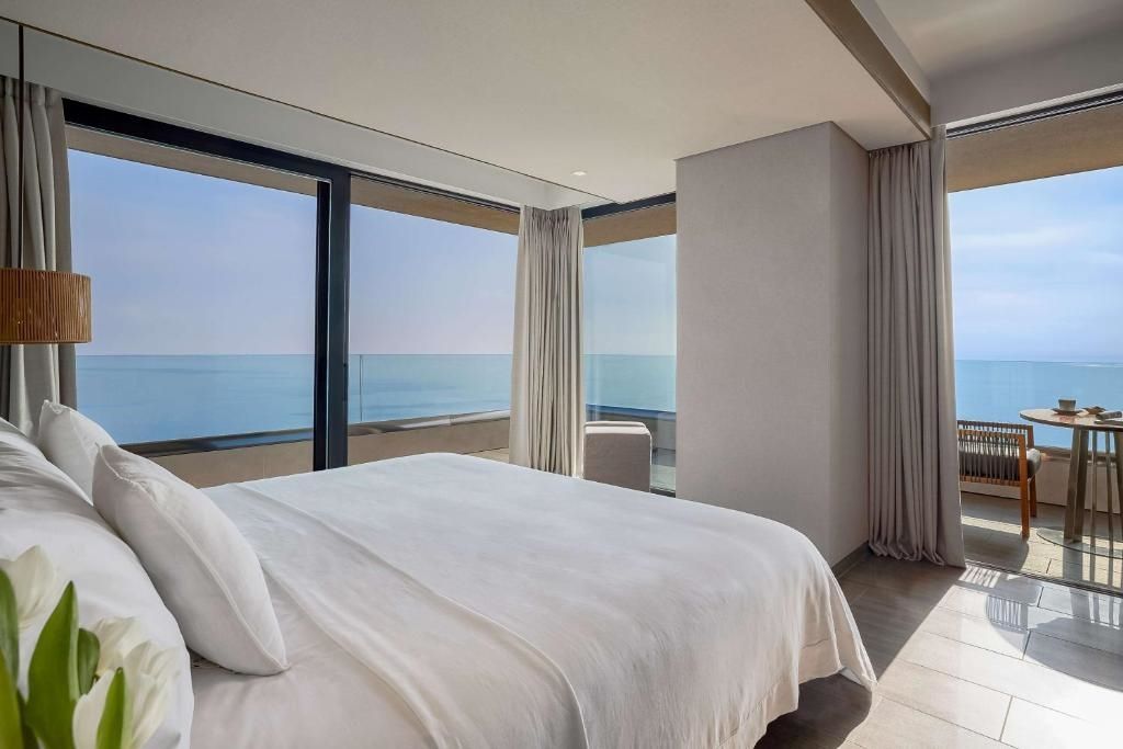 Eckzimmer mit Panoramafenstern und Meerblick