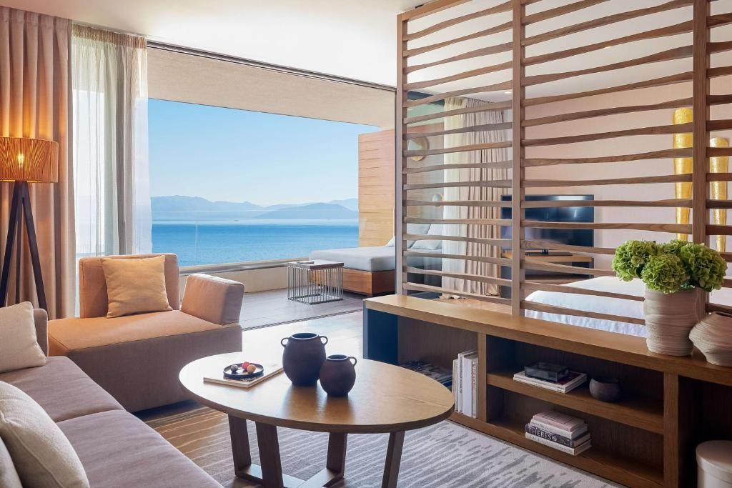 Modernes Wohnzimmer mit Meerblick und Sitzmöbeln im Angsana Corfu Resort