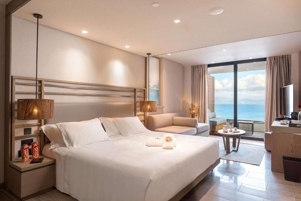 Modernes Zimmer mit Doppelbett und Meerblick-Balkon im Angsana Corfu Resort