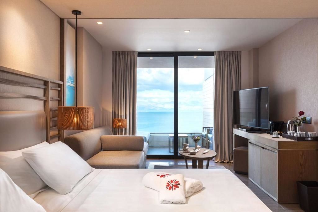 Geräumiges Zimmer im Angsana Corfu Resort mit Meerblick und moderner Einrichtung