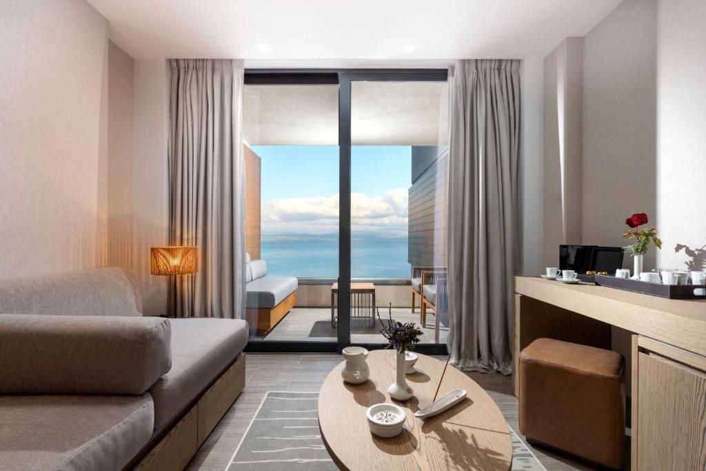 Sitzbereich des Zimmers mit Balkonblick auf das Meer im Angsana Corfu Resort