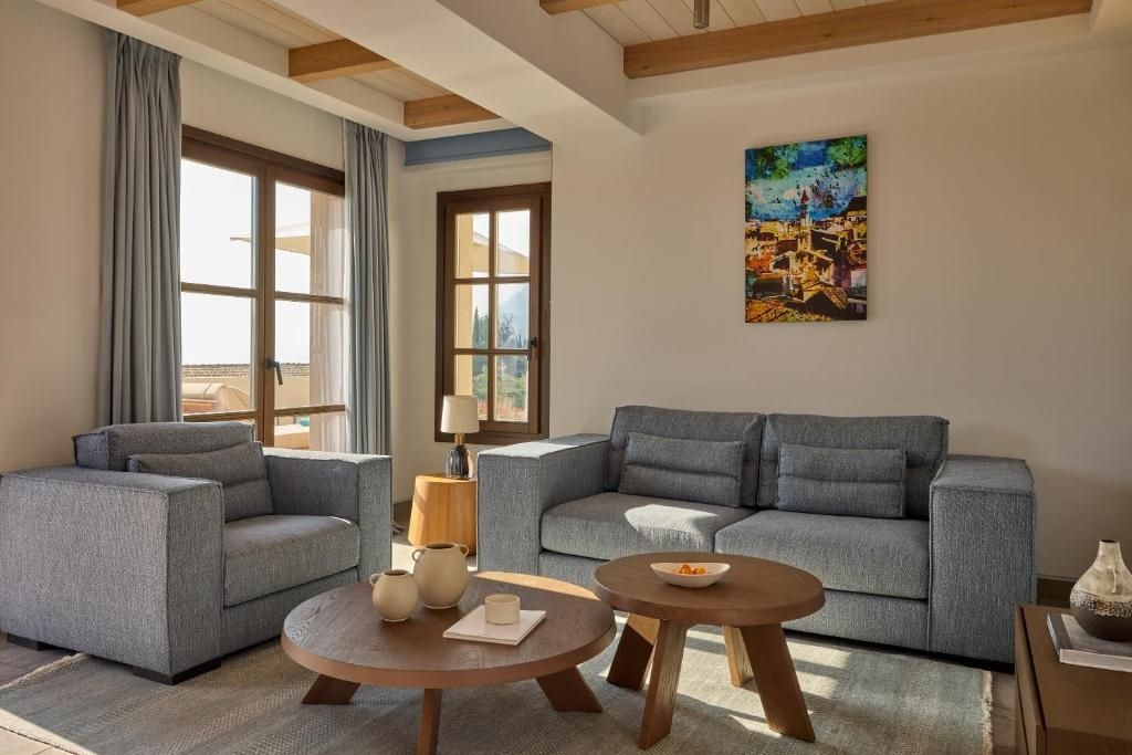 Heller Wohnbereich mit stilvollen Sofas, Couchtischen und künstlerischem Wandbild