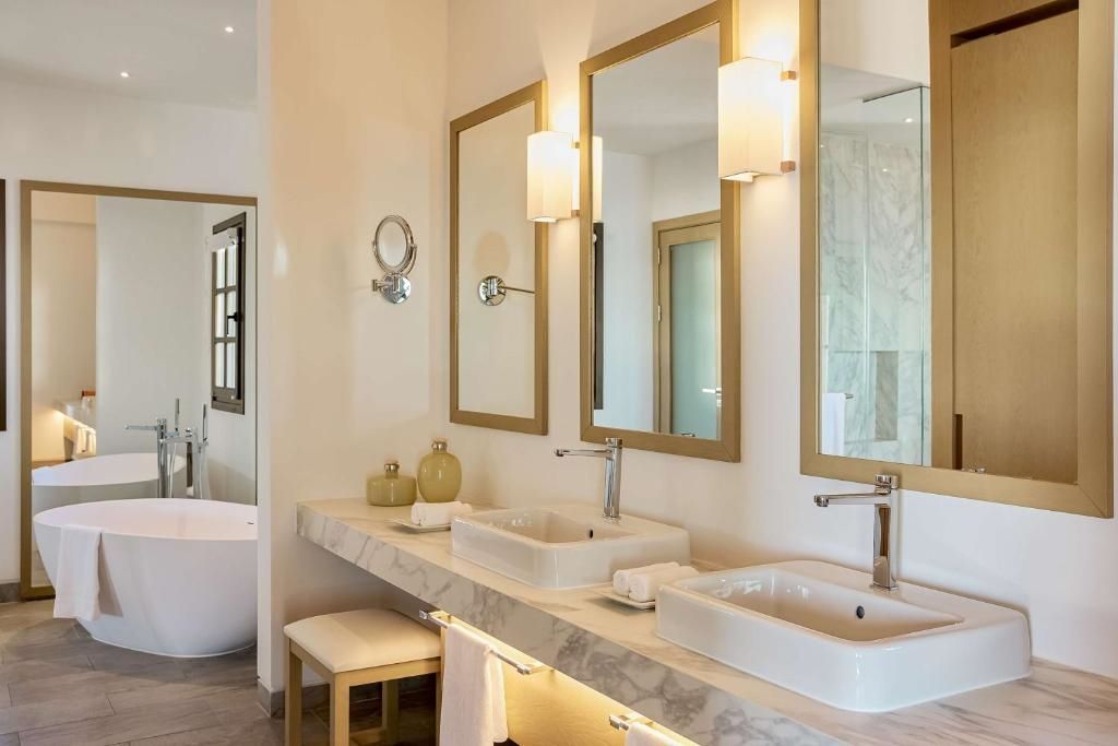 Elegantes Badezimmer mit Doppelwaschbecken und großen Spiegeln