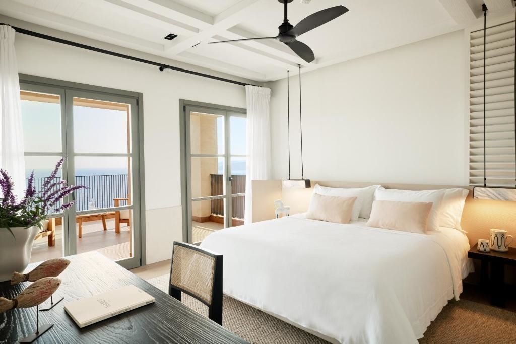 Helles Schlafzimmer in der Pool Villa mit Balkon und Meerblick auf das Ionische Meer