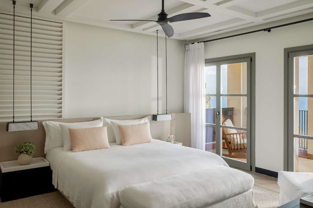Hauptschlafzimmer in der Pool Villa mit Zugang zur Terrasse und Blick auf das Ionische Meer