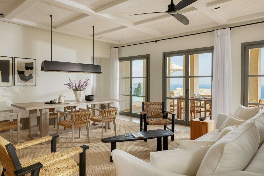 Wohnbereich der Pool Villa mit eleganter Einrichtung und Balkon mit Meerblick