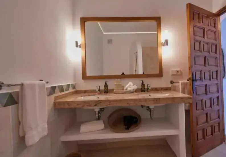 Modernes Badezimmer mit großem Spiegel und Doppelwaschbecken