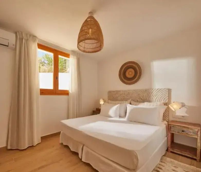 Helles Schlafzimmer mit Doppelbett und traditioneller Dekoration