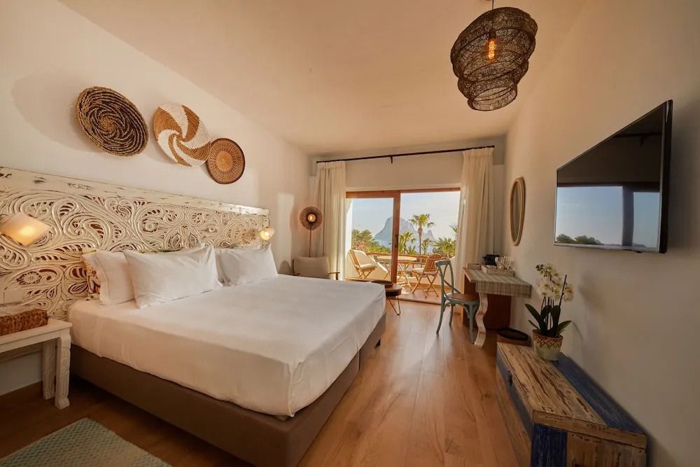 Lichtdurchflutetes Deluxe Doppelzimmer mit Meerblick und elegantem Dekor.