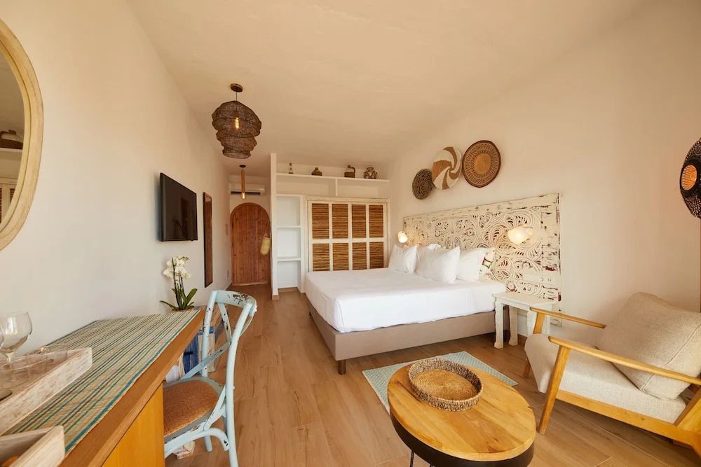 Gemütliches Deluxe Doppelzimmer mit stilvollem Innendesign und komfortablen Möbeln.