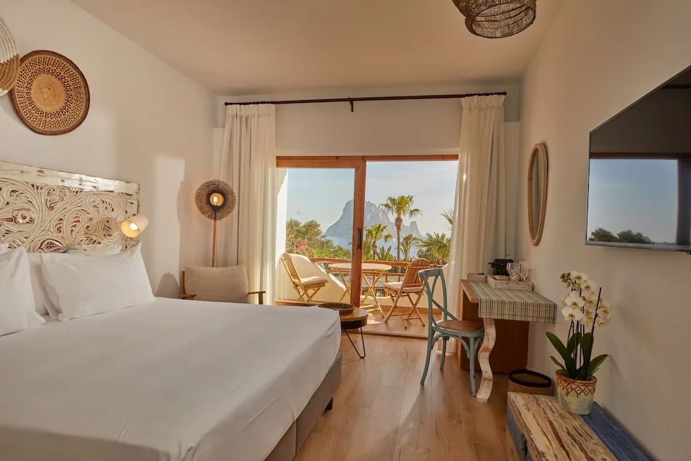 Deluxe Zimmer mit Meerblick und privatem Balkon, ideal für Entspannung.