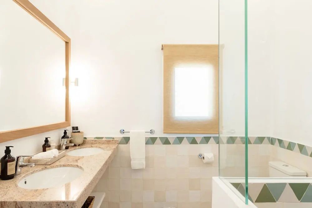 Modernes, helles Badezimmer mit stilvollen Details und natürlichem Licht.