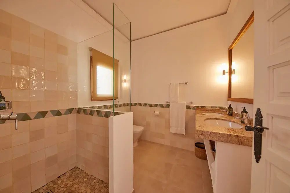Geräumiges Badezimmer mit edler Ausstattung und eleganten Designelementen.