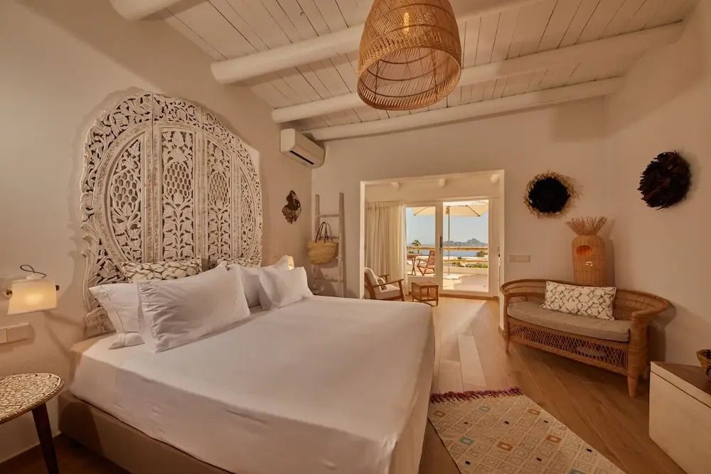 Geräumige Suite mit großem Bett, Hängelampe und Blick auf Es Vedrà