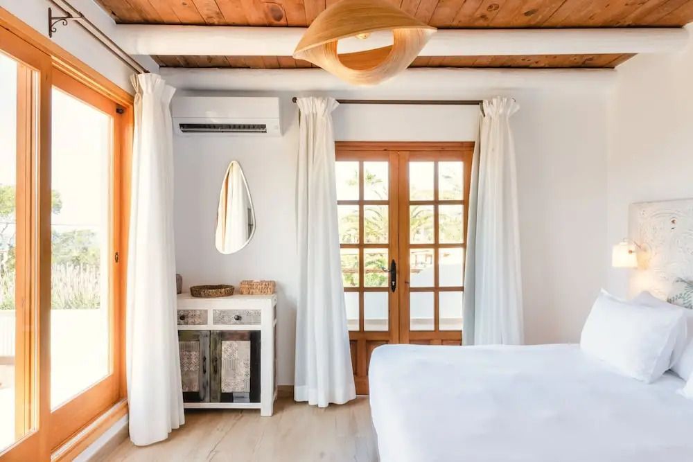 Gemütliches Zimmer mit Holzmöbeln und doppelten Türen