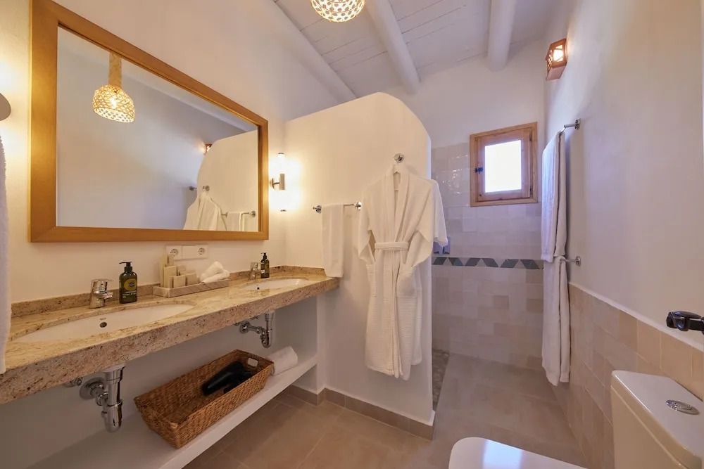 Modernes Badezimmer mit großer Spiegel und hölzernen Details