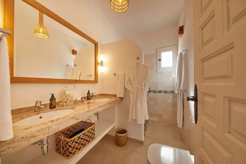 Modernes Badezimmer mit Doppelwaschbecken, Spiegel und eleganter Beleuchtung