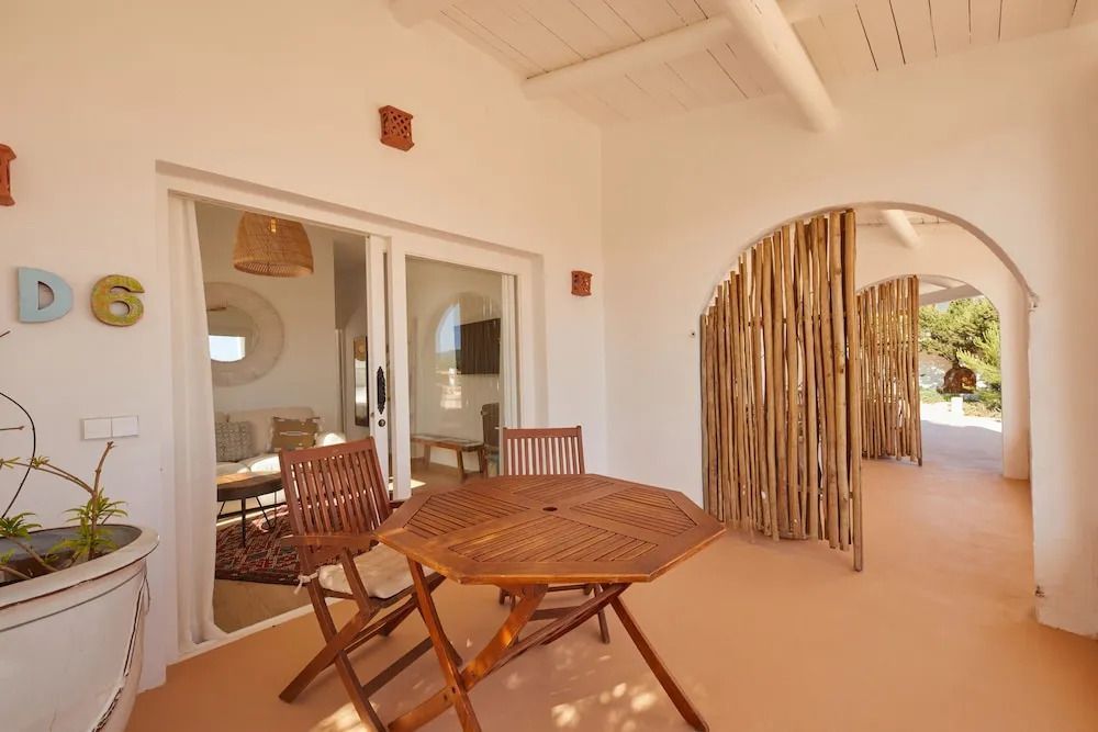 Private Terrasse mit Holzmöbeln und Bambusdekor für entspannte Stunden