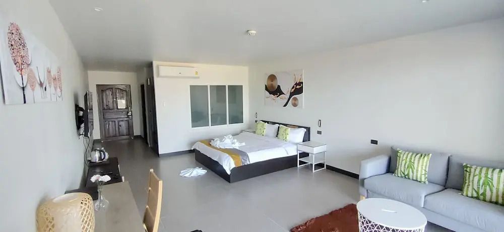 Geräumiges Schlafzimmer mit stilvoller Einrichtung und Kunst an der Wand