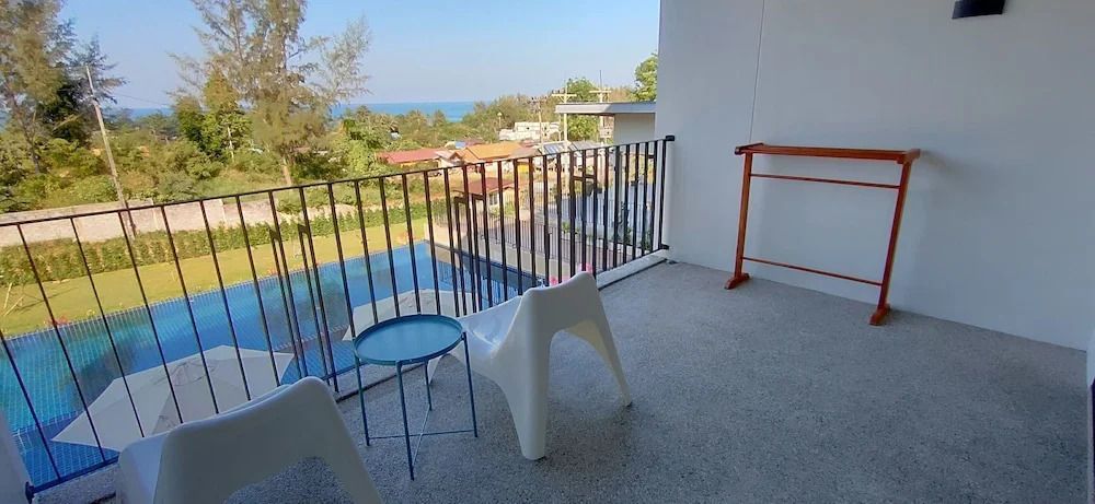 Balkon mit Meerblick im Pimalai Resort bietet Tisch, Stühle und Blick auf den Pool