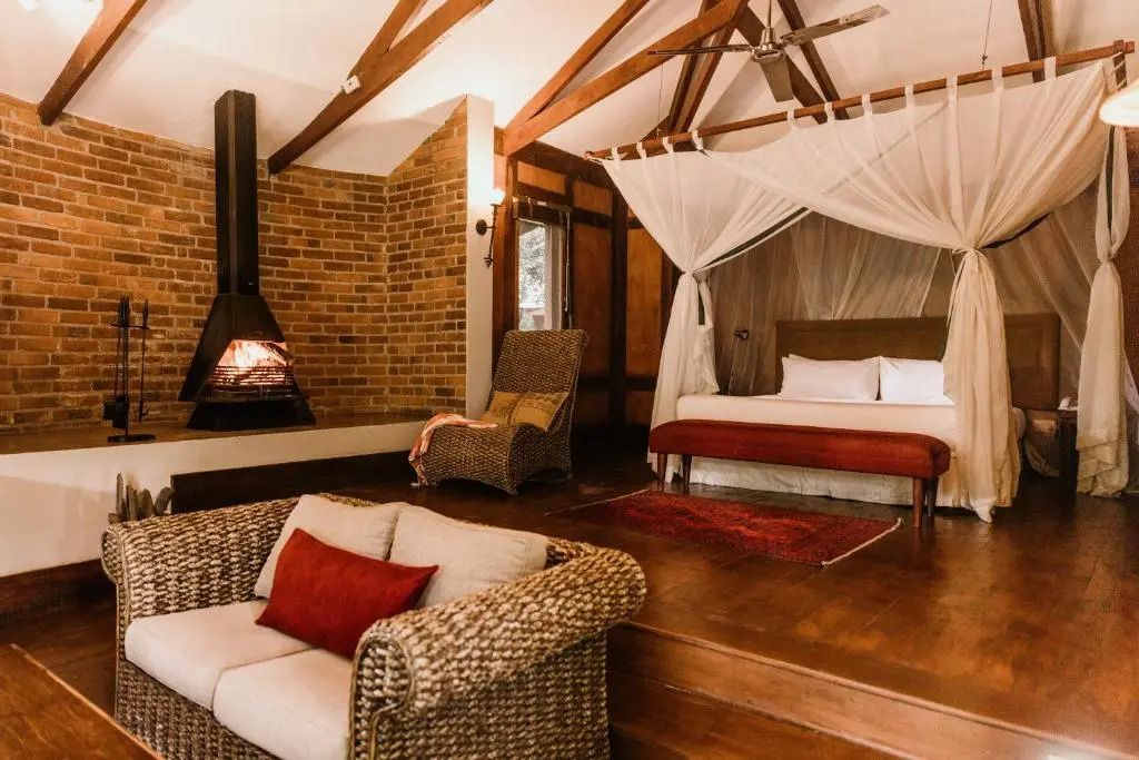 Gemütliches Zimmer mit Holzbalkendecke und Kamin