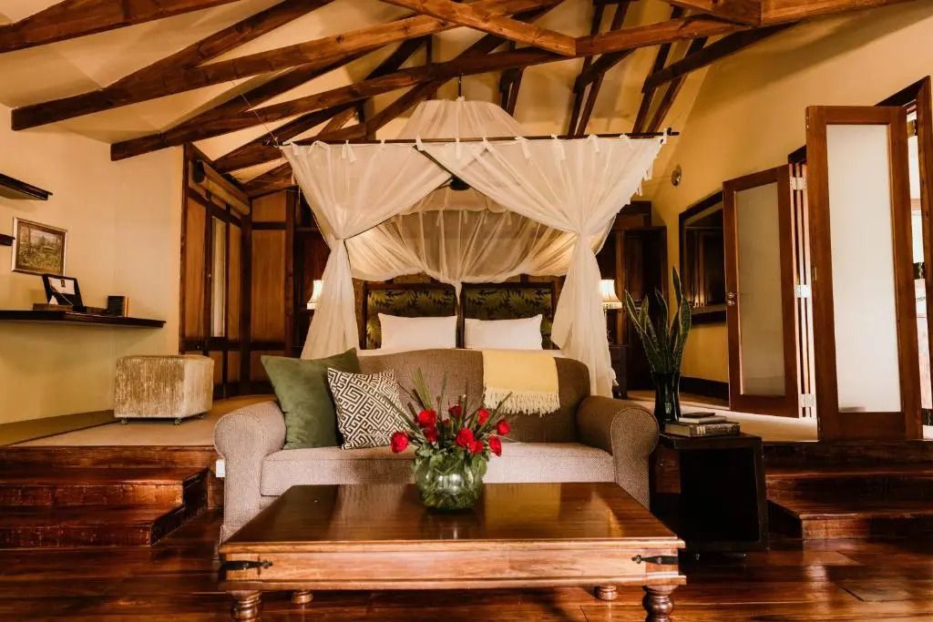 Luxuriöses Zimmer mit Baldachinbett und Sofaecke