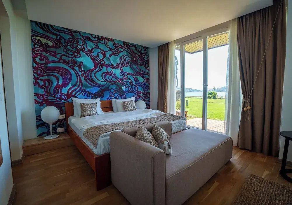 Geräumiges Komfortzimmer mit buntem Wandbild und Meerblick