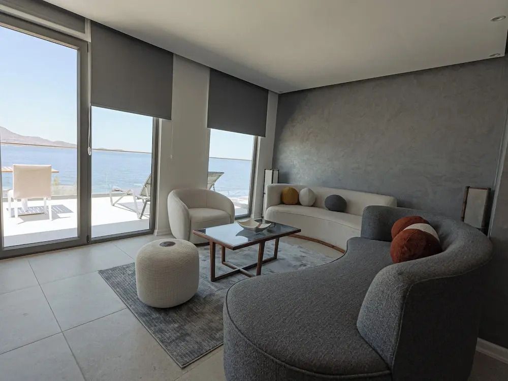 Moderne Suite mit Sofa und Ausblick auf das Meer