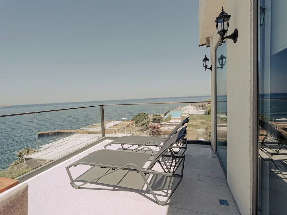 Balkon mit Liegestühlen und Blick auf das Meer