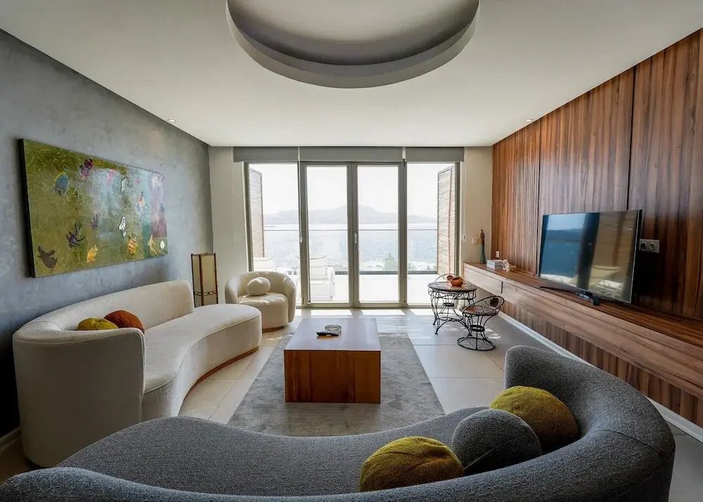 Geräumiges Wohnzimmer der Suite mit Meerblick