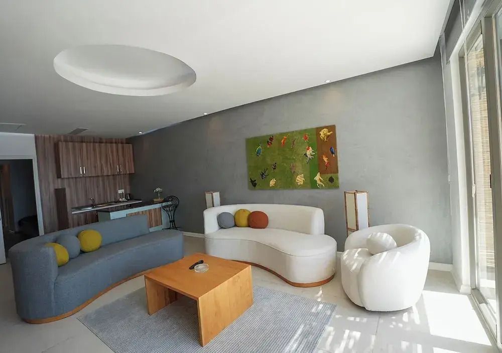Eleganter Wohnbereich mit modernen Möbeln und Kunstwerk