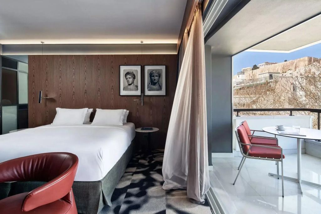 Suite mit Balkon und Ausblick auf die Stadt im AthensWas Hotel