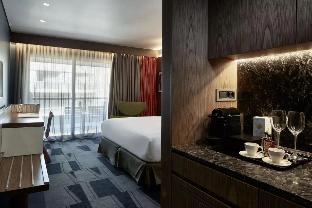 Hotelzimmer mit Balkon und integrierter Kaffeemaschine