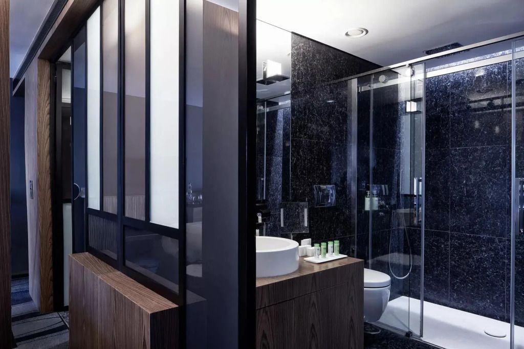 Elegante Badezimmeransicht mit Glasdusche und modernen Armaturen