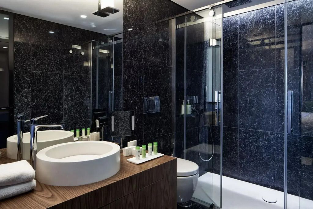 Modernes Badezimmer mit Glasdusche und stilvoller Beleuchtung